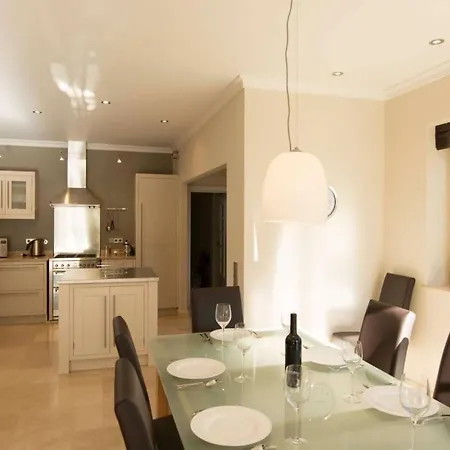 Sleeps 8 Air Con Wifi